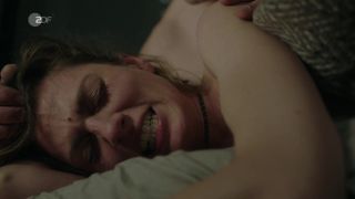 Stretching Nude Laura de Boer screws in Winterherz Tod in einer kalten Nacht (2018) Husband
