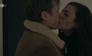 Menage Nude Laura de Boer screws in Winterherz Tod in einer kalten Nacht (2018) Panty