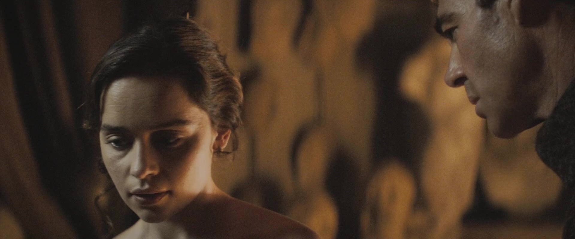 Indo Emilia Clarke nude - Voice from the Stone (2017) Pareja - 1