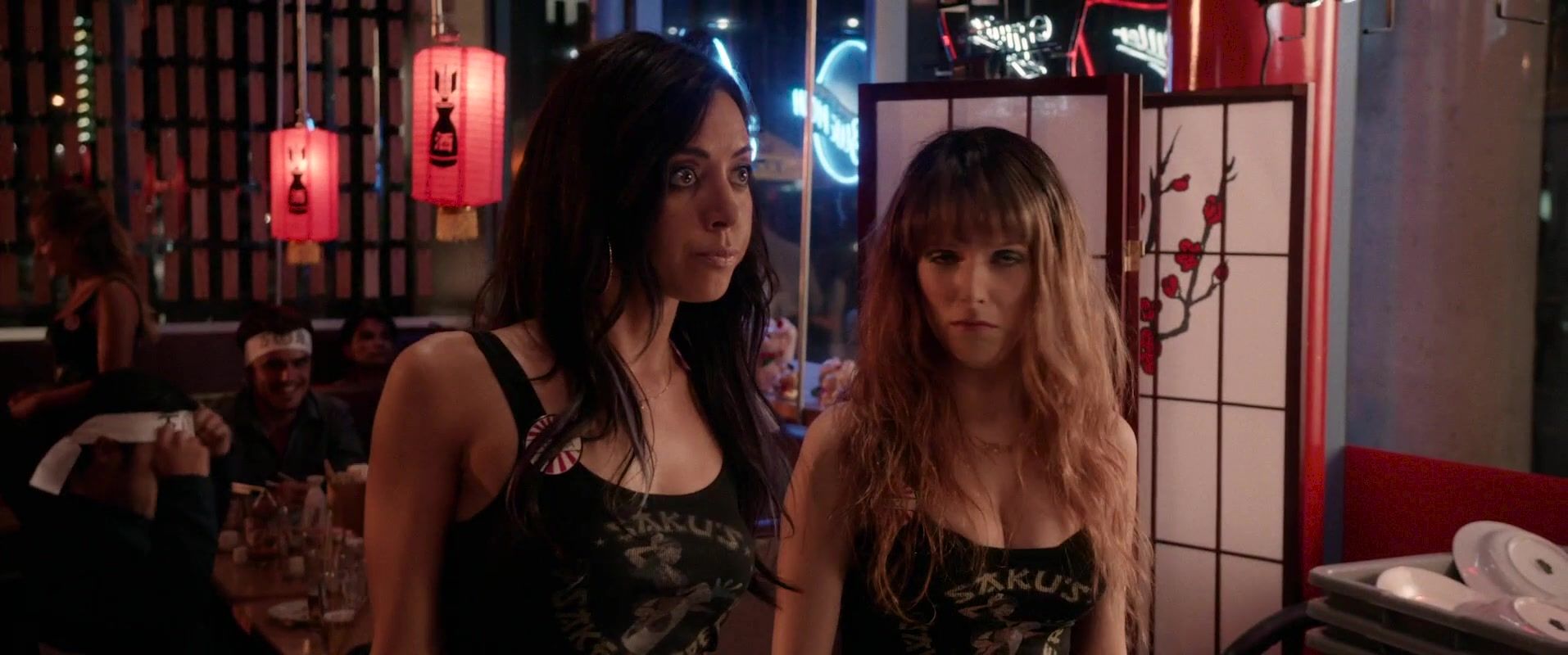 Qwertty Sugar Lyn Beard nude, Aubrey Plaza naked, Anna Kendrick and Alice Wetterlund - Mike & Dave Need Wedding Dates (2016) Couch - 1