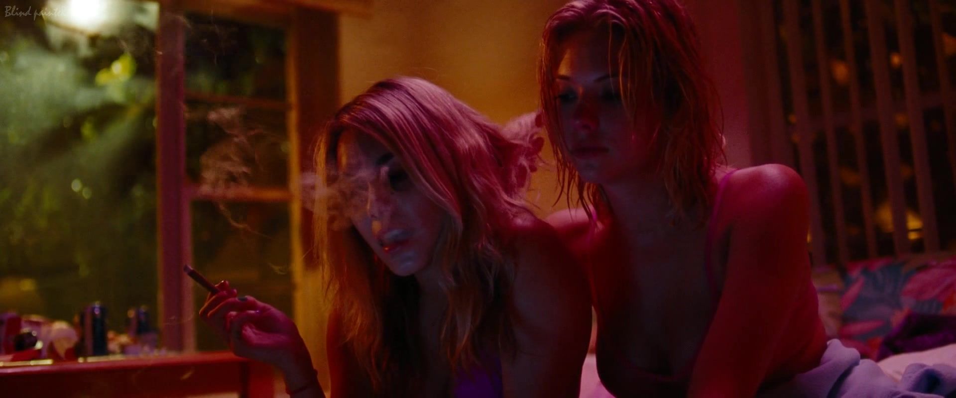 Colegiala Vanessa Hudgens, Ashley Benson nude - Spring Breakers (2013) TastyBlacks