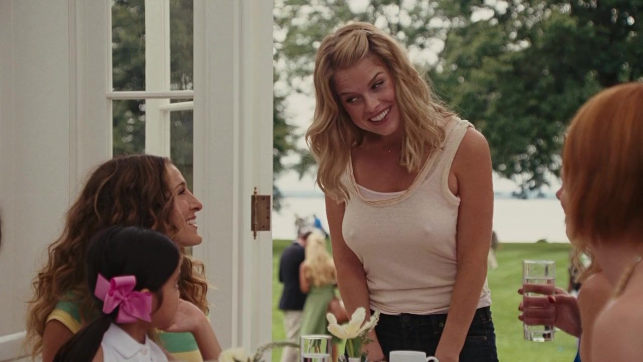 Face Fucking Alice Eve sexy – Sex and the City 2 (2010) Concha - 1