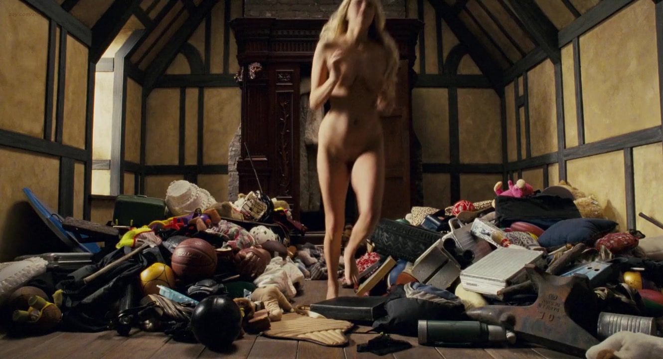 Toilet Carmen Electra sexy, Audra Lynn nude, Heather Storm nude – Epic Movie (2007) Bokep