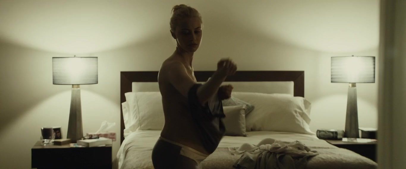 Babysitter Sarah Gadon nude – Enemy (2013) Trans