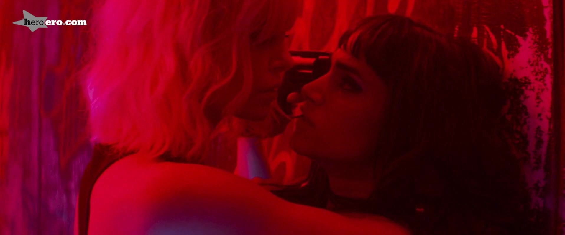 Liveshow Charlize Theron, Sofia Boutella Nude - Atomic Blonde (US 2017) Kissing - 1