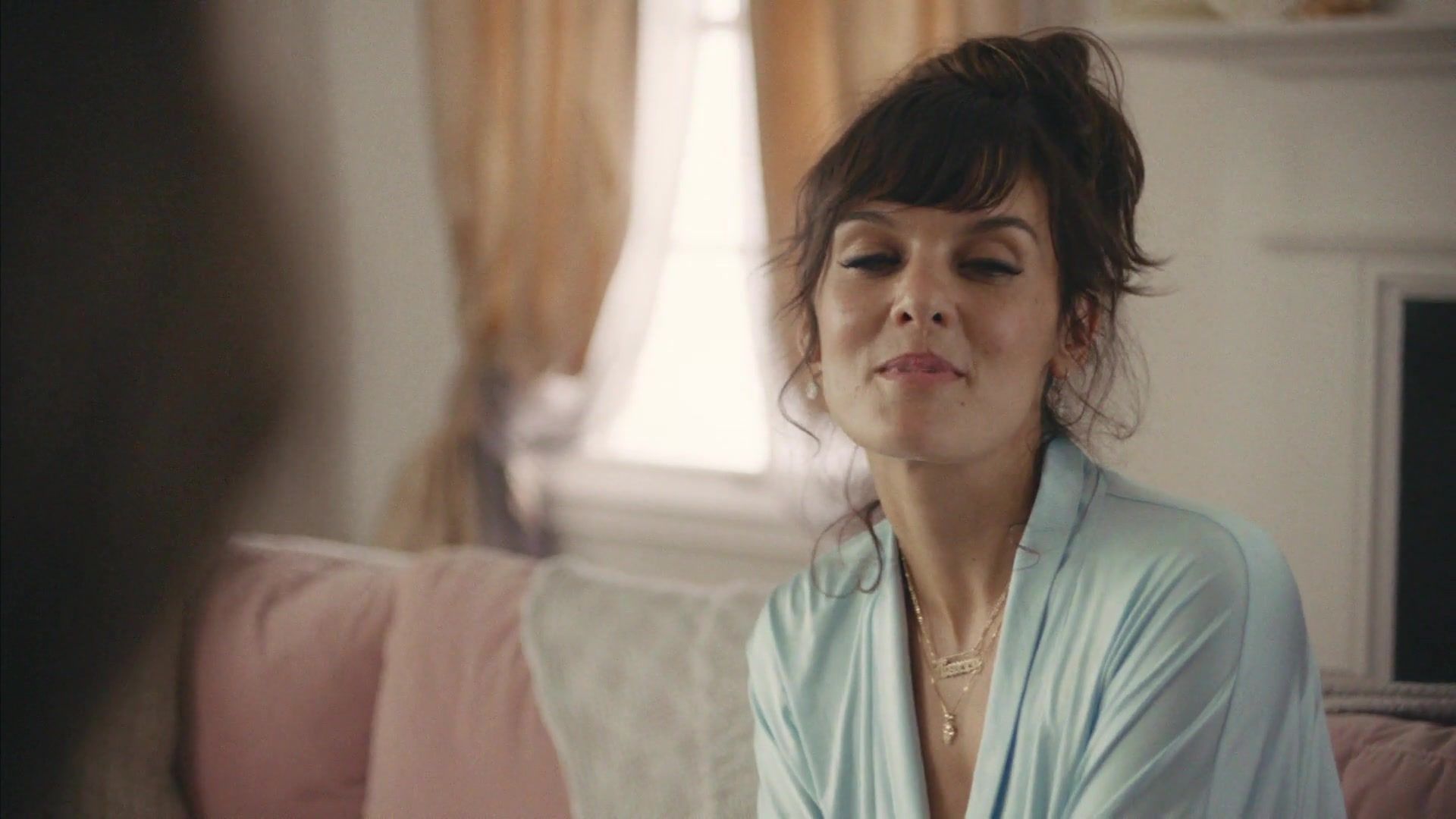 Farting Frankie Shaw Nude - SMILF s01e02 (2017) Eat