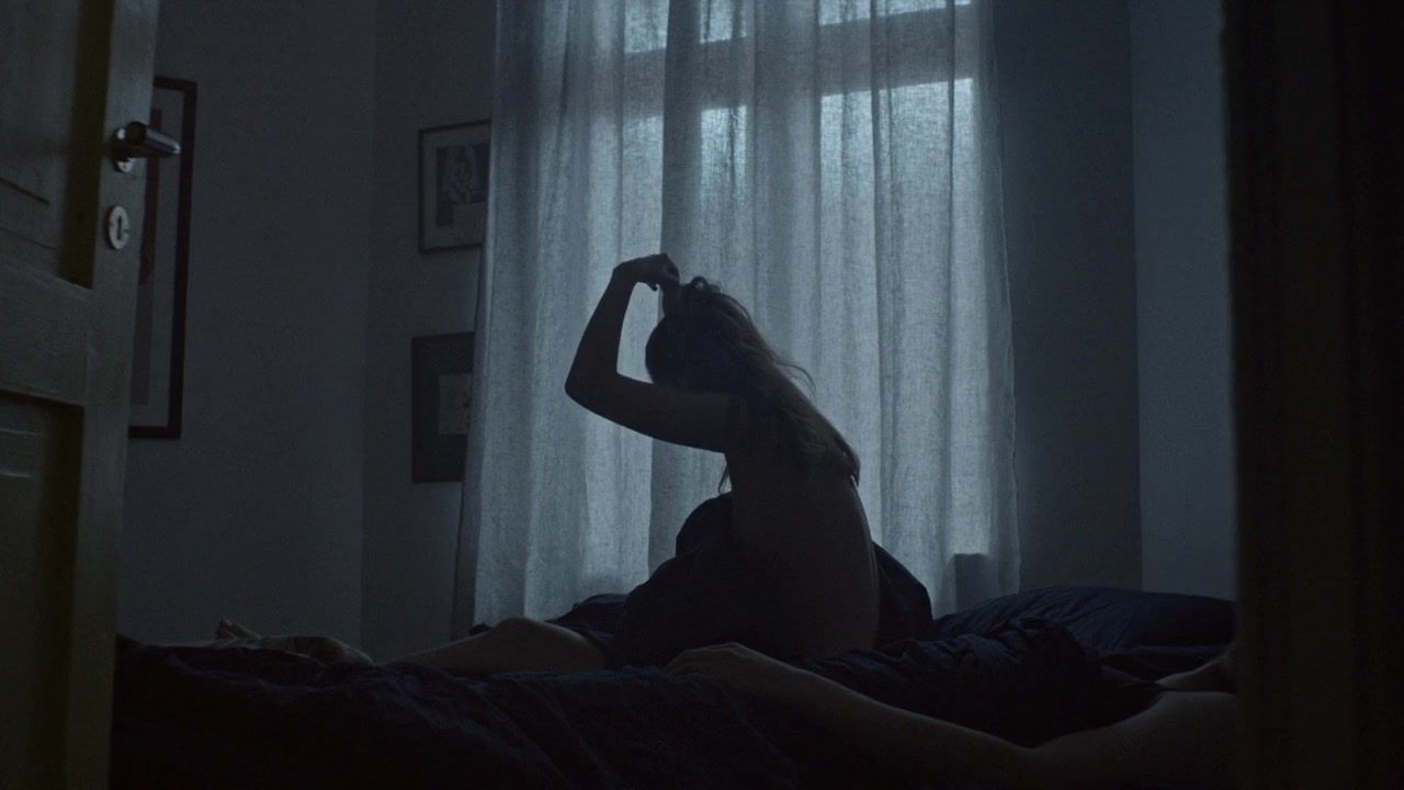 De Quatro Kristin Jess Rodin Nude - Nothing Ever Really Ends (2016) Banheiro