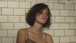 Piercings Liv Lisa Fries Sexy, Leonie Benesch Nude - Babylon Berlin (2017) s02e01 Peitos