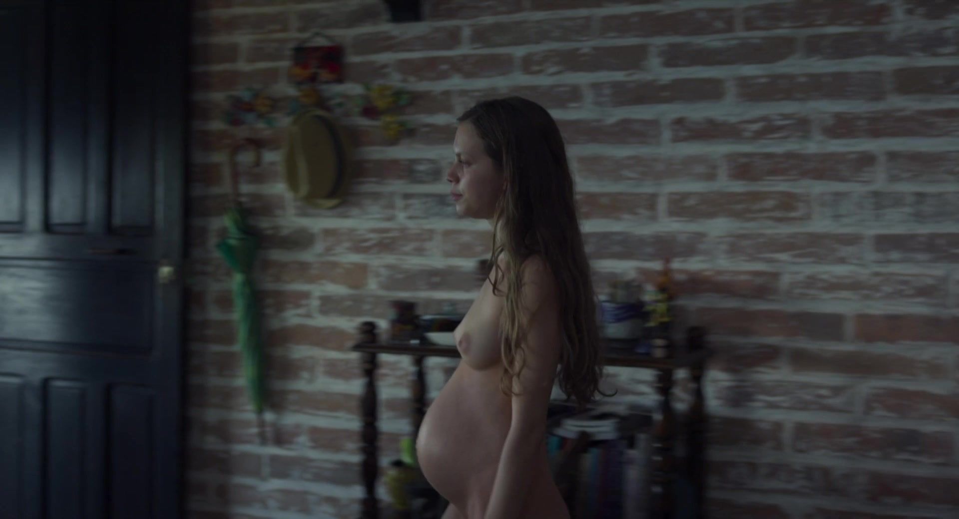 Flexible Ana Valeria Becerril Nude - Las hijas de Abril (2017) Nylons - 2