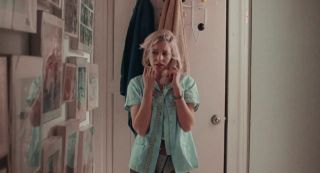 Shy Annabelle Dexter-Jones Nude - Cecile on the Phone (2017) Pareja