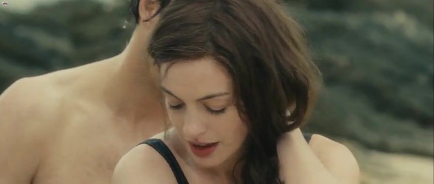 Cornudo Anne Hathaway Sexy - One Day (2011) Vecina - 1