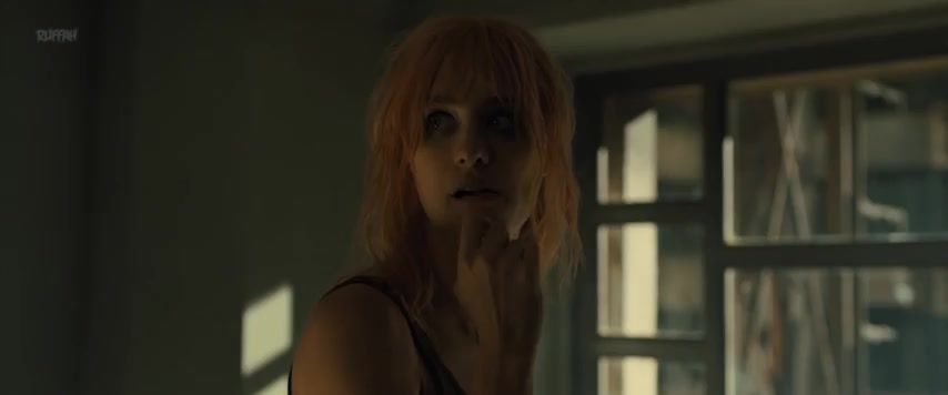 Spying Mackenzie Davis Nude - Blade Runner 2049 (US 2017) Indoor