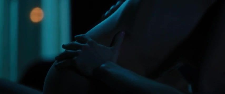 Com Shailene Woodley Nude - Snowden (2016) Small Boobs