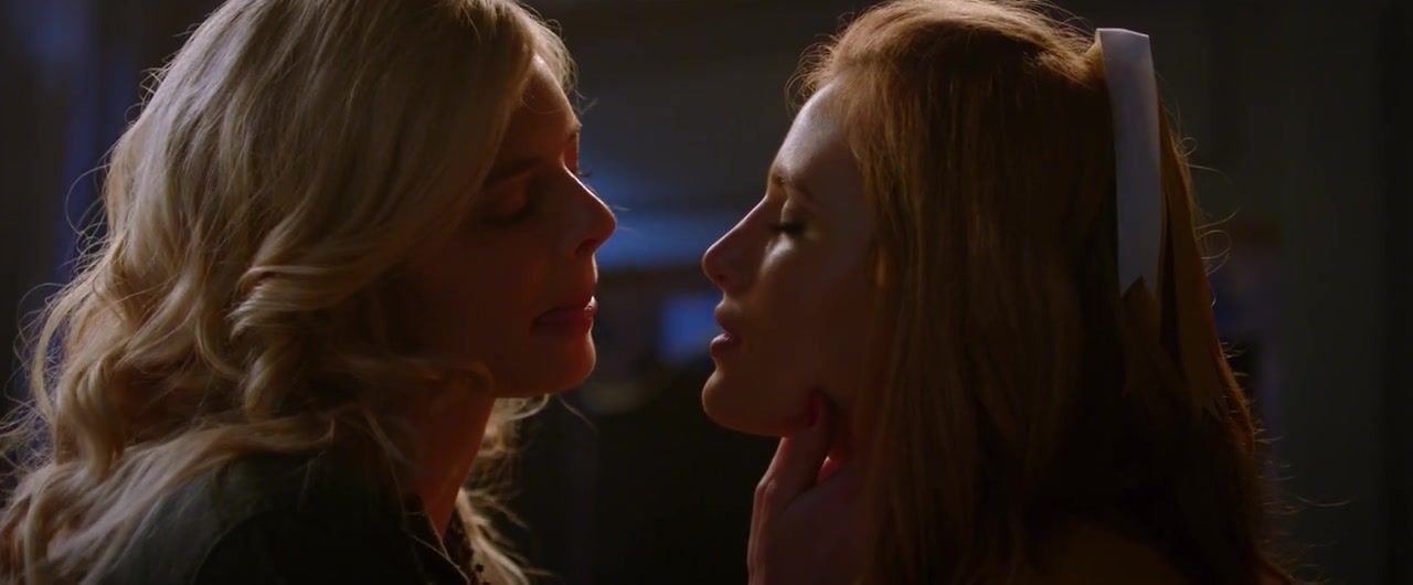 Gayporn Bella Thorne & Samara Weaving Lesbian Kiss - The Babysitter (2017) Novia - 1