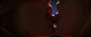 Peludo Bella Thorne & Samara Weaving Lesbian Kiss - The Babysitter (2017) Farting