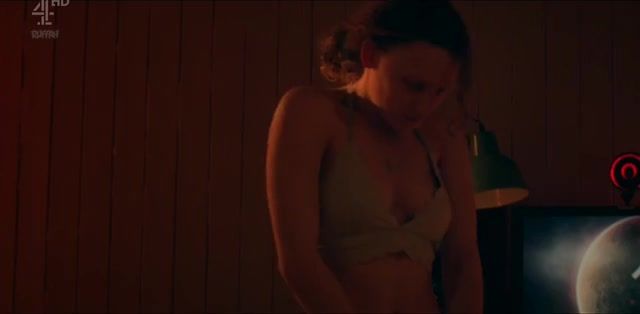 Stepsiblings Simona Brown nude, Tallulah Haddon naked - Kiss Me First-s01e02 (2018) Cocks - 1