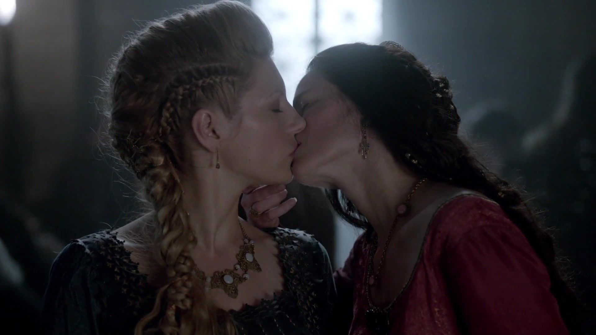 Publico Vikings - Lesbian Kiss Scene Brunettes - 2