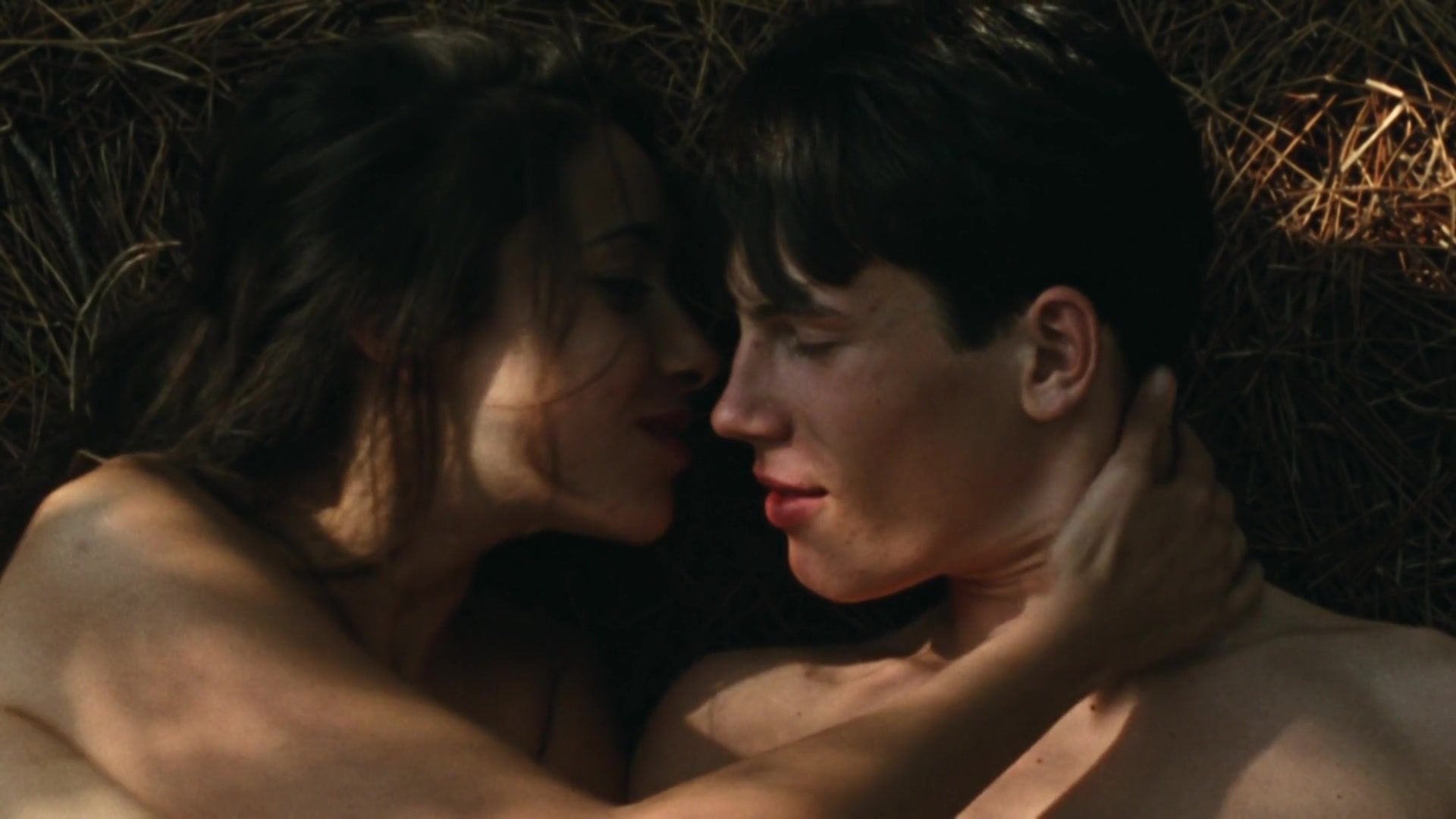 Kissing Lucia Sanchez nude - Une robe d’ete (1996) Gay Blackhair - 2