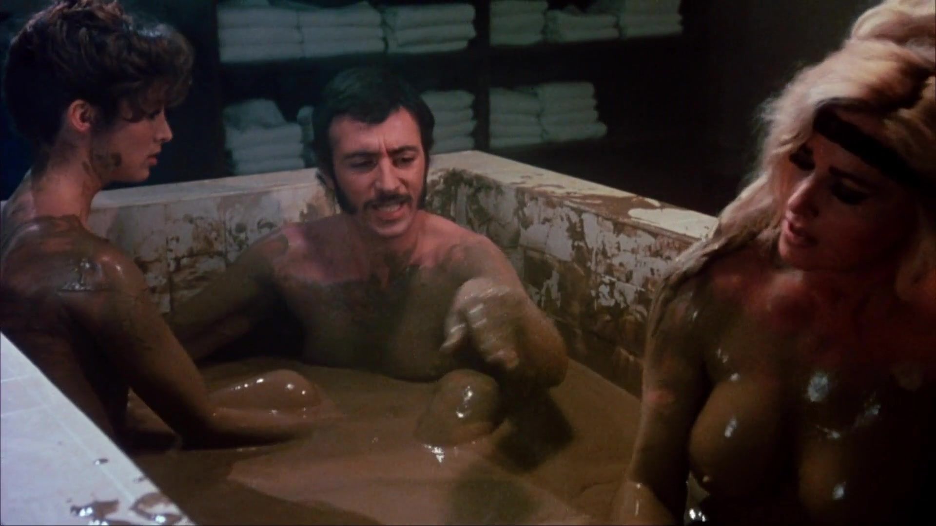 Doggystyle Edy Williams, Natalie Main, Ann Chatterton, Judith Geller - Classic Nude Scenes - Hellhole (1985) Bunda