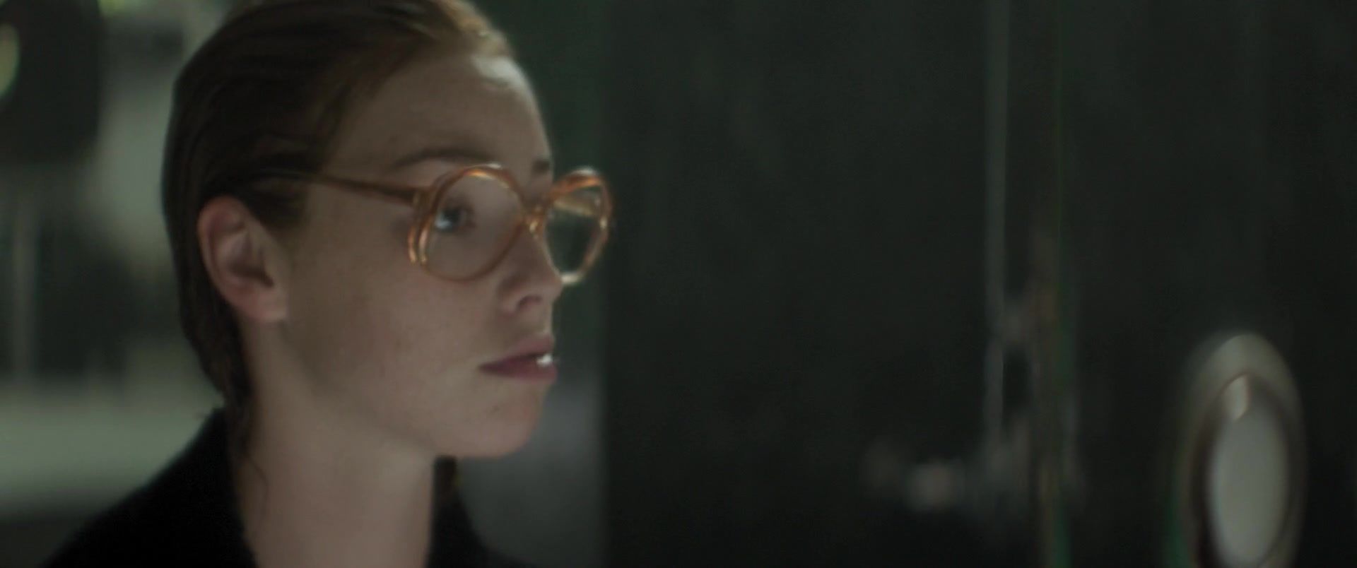Ruiva Freya Mavor - The Lady in the Car with Glasses and a Gun (2015) Comicunivers