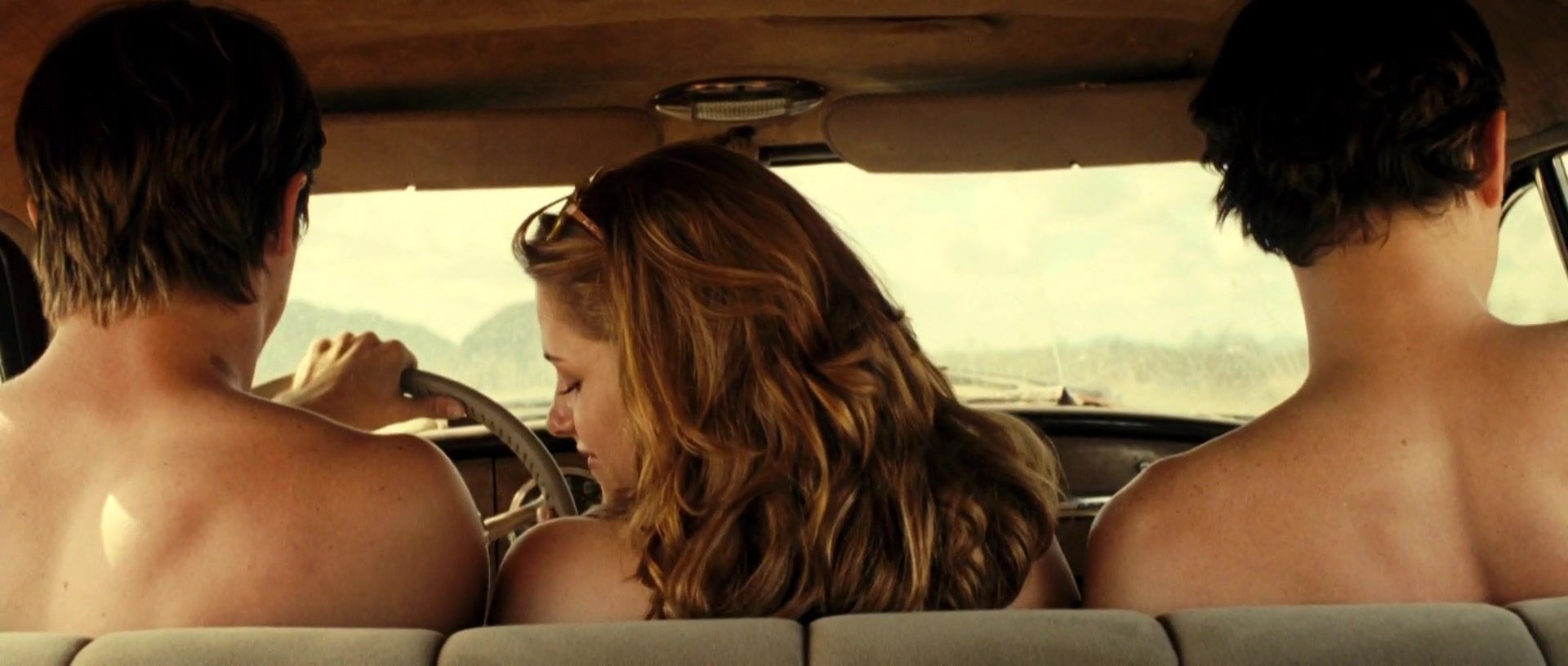Threeway Kristen Stewart nude - On the Road (2012) Siririca - 1