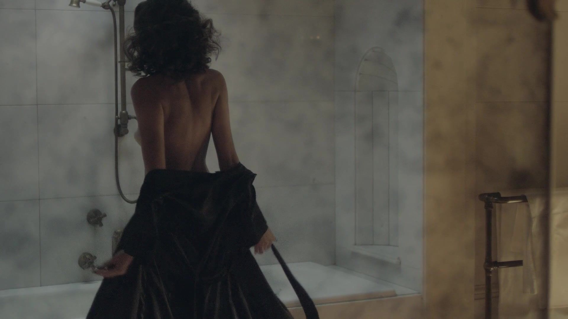 Couch Yulia Saparniiazova, Kristina Peric nude - The Great Beauty (2015) Roludo